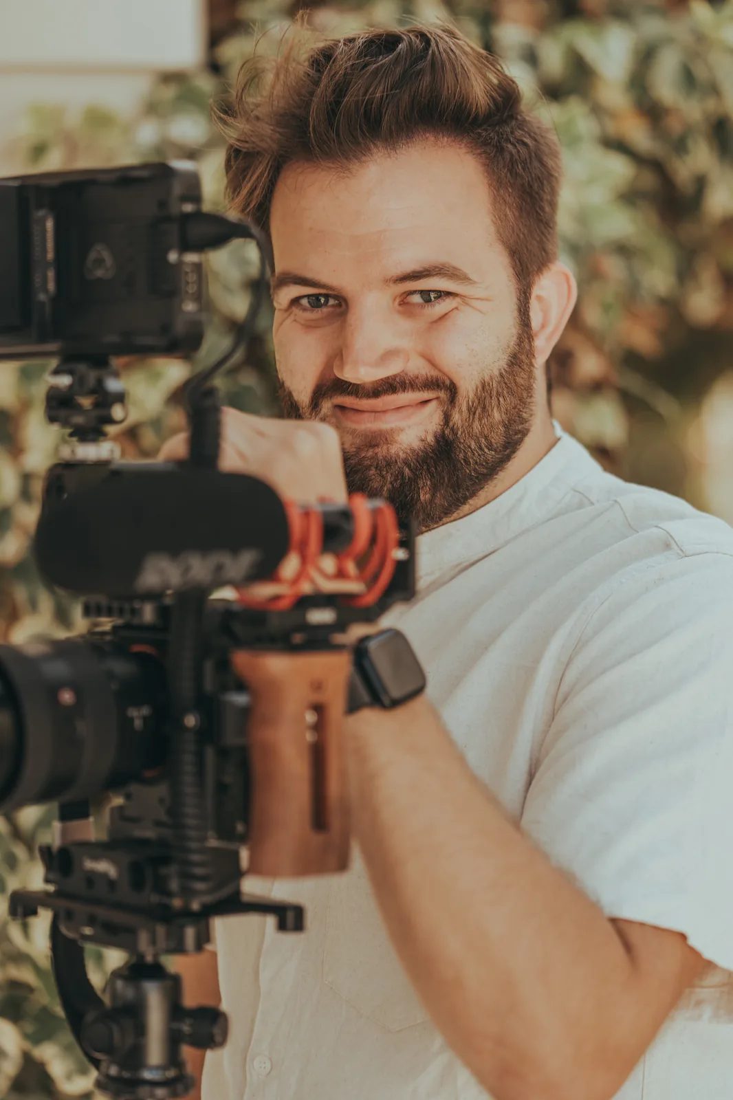 Christian Arns, Gründer von Outreel, mit Kamera am Set in Köln