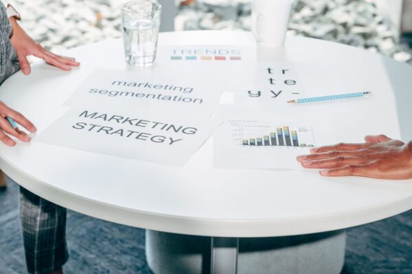 Zwei Profis planen B2B-Marketing-Strategie