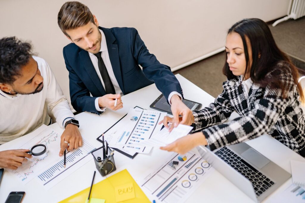 Team bespricht Video-Content-Planung mit Charts