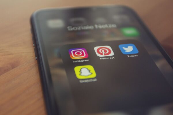 Smartphone mit Social-Media-Apps