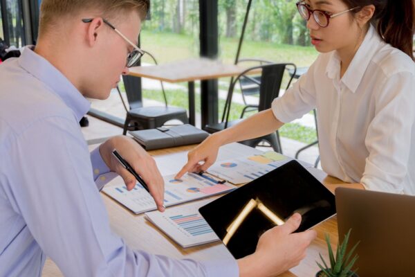 Team kalkuliert Projektkosten am Tisch