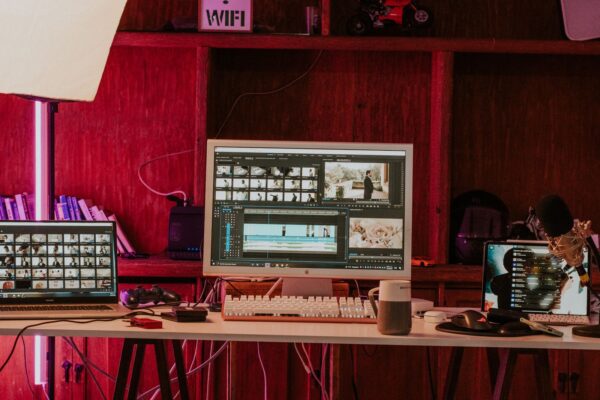 Videoschnitt-Arbeitsplatz mit zwei Monitoren